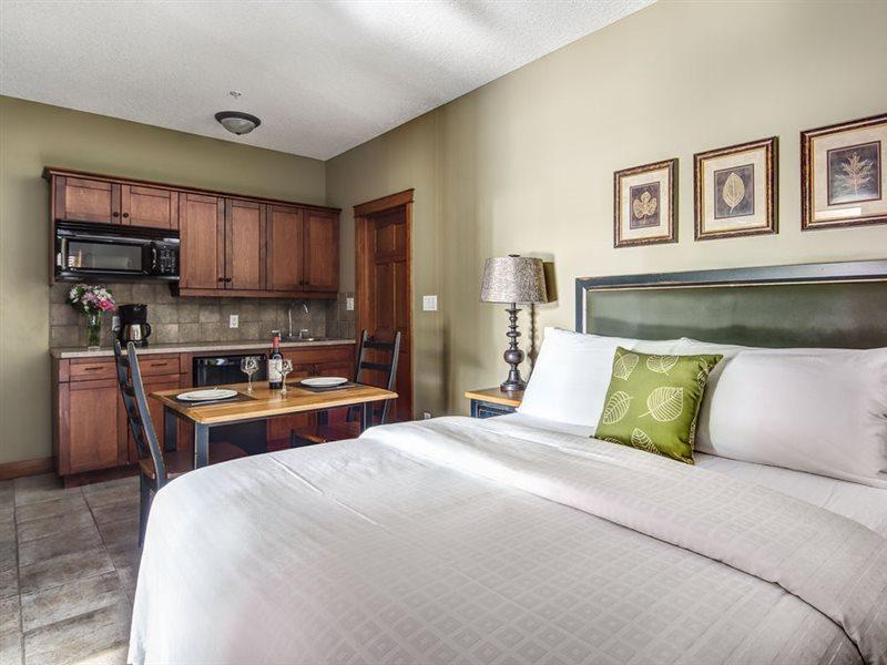 Bighorn Meadows Resort Рейдиум-Хот-Спрингс Экстерьер фото