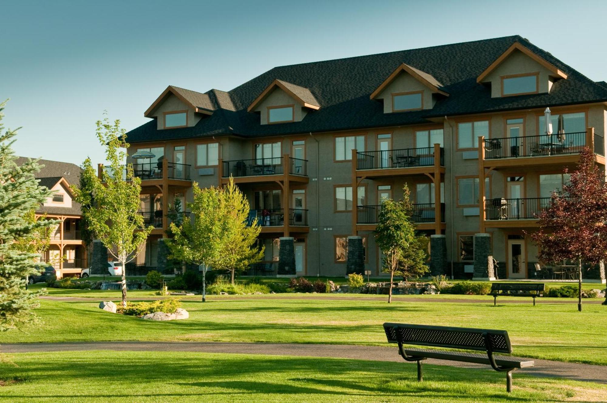 Bighorn Meadows Resort Рейдиум-Хот-Спрингс Экстерьер фото