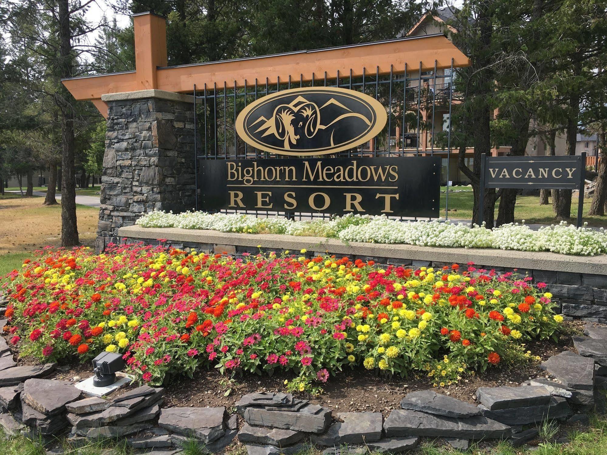 Bighorn Meadows Resort Рейдиум-Хот-Спрингс Экстерьер фото